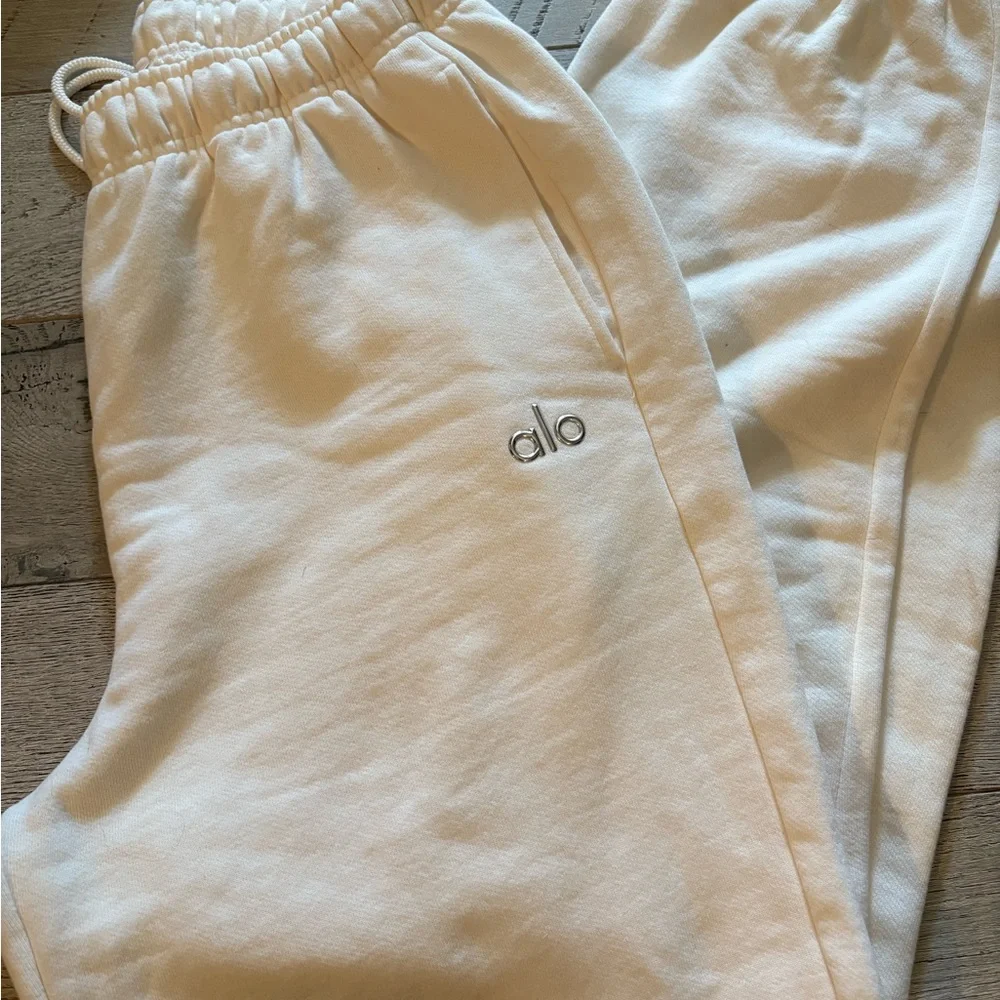 ALO Yoga cream (bone) sweatpants - Picture 4 of 6
